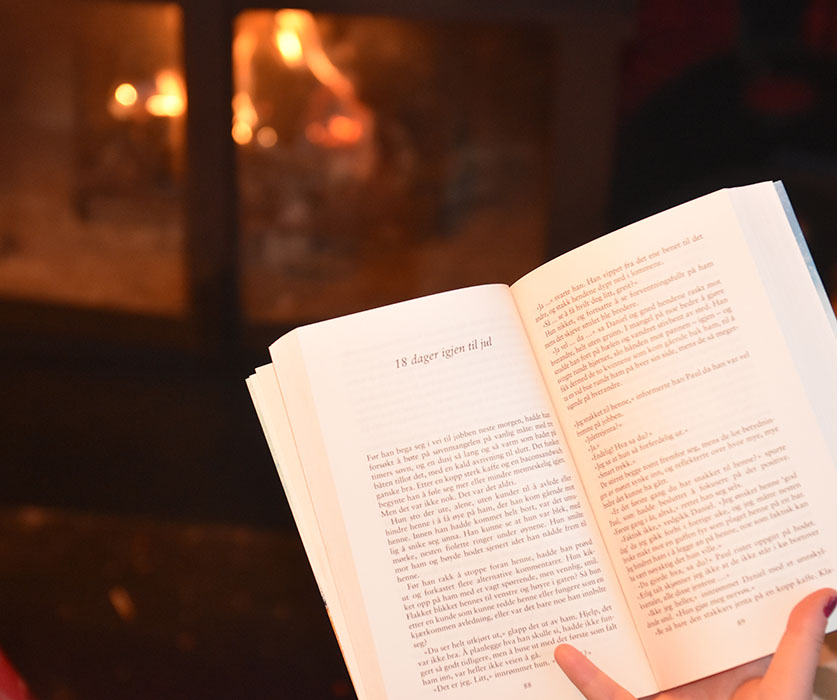 Alexander, Poppy (2019) «25 dager til jul», Cappelen Damm foran peisen - kan det bli mer "julete"?