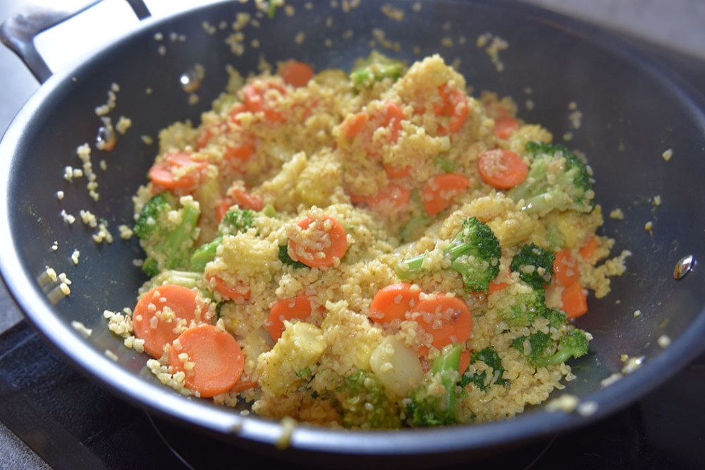 Bulgur med grønnsaker Ingredienser: 2 dl Bulgur Buljong 5 dl Wokgrønnsaker 1 ts Karri ½ ts Spisskummen Olje (nøytral) Tilbehør 1 dl Yoghurt (naturell) Mynte (vakgfritt)