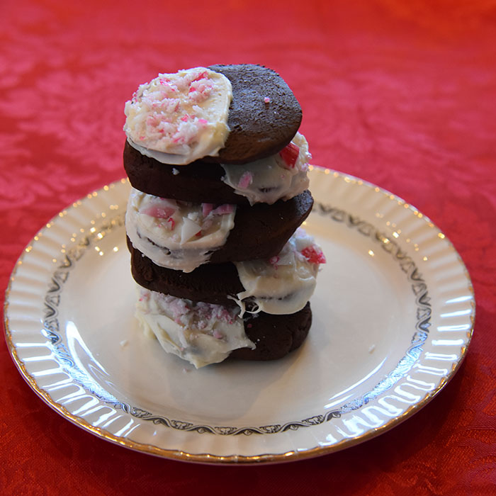 Cady cane Sjokoladekjeks Ingredienser: 225 g Smør (romtemperert) 1 ¼ dl Sukker (hvitt) 2 ½ dl Sukker (brunt) 2 ts Vaniljesukker 2 Egg 5 dl Hvetemel 1 ¼ dl Kakaopulver 1 ts Natron 1 ts Pepperminteekstrakt Pynt 150 g Hvitsjokolade (smeltet) Candy cane (hakket)