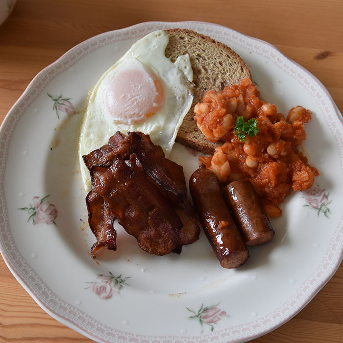 Bønner i tomatsaus Ingredienser: 1 bx Tomater (hakkete ca. 400 g) 400 g Hvite bønner (kokte eller hermetiske) 1-2 ss Margarin 1 Løk (finhakket) 2 fedd Hvitløk (finhakket) ¼ ts Kajennepepper ½ ts Sukker ½ ts Salt