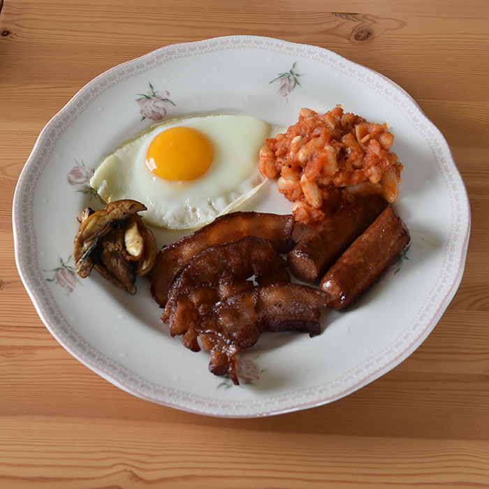 Bønner i tomatsaus Ingredienser: 1 bx Tomater (hakkete ca. 400 g) 400 g Hvite bønner (kokte eller hermetiske) 1-2 ss Margarin 1 Løk (finhakket) 2 fedd Hvitløk (finhakket) ¼ ts Kajennepepper ½ ts Sukker ½ ts Salt