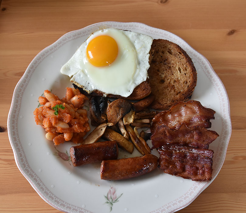 Bønner i tomatsaus Ingredienser: 1 bx Tomater (hakkete ca. 400 g) 400 g Hvite bønner (kokte eller hermetiske) 1-2 ss Margarin 1 Løk (finhakket) 2 fedd Hvitløk (finhakket) ¼ ts Kajennepepper ½ ts Sukker ½ ts Salt