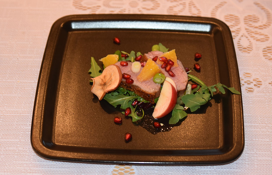 Eple- og Appelsinsalat med andebryst Ingredienser: 2 Andebryst 2 Appelsiner (fileer) 2 Epler (terninger) 1 bunt Vårløk 1 Chilier (røde) Koriander 2 Rødløk (skivet) 1 pk Ruccola 1 Granateple Dressing: 4 Hvitløksfedd 4 ss Sukker 2 dl Limejuice 4 ss Soyasaus 1 Chili (rød) Koriander