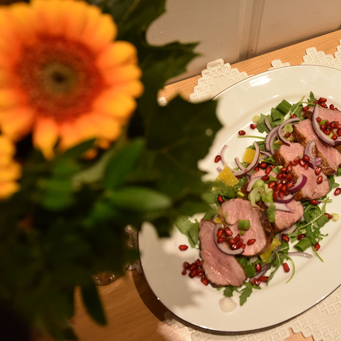 Eple- og Appelsinsalat med andebryst Ingredienser: 2 Andebryst 2 Appelsiner (fileer) 2 Epler (terninger) 1 bunt Vårløk 1 Chilier (røde) Koriander 2 Rødløk (skivet) 1 pk Ruccola 1 Granateple Dressing: 4 Hvitløksfedd 4 ss Sukker 2 dl Limejuice 4 ss Soyasaus 1 Chili (rød) Koriander