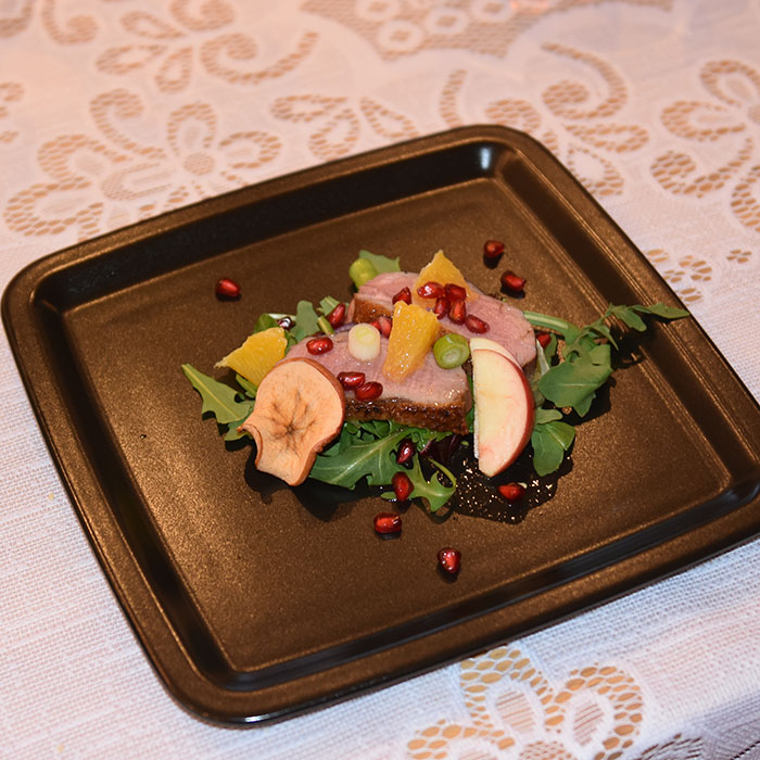 Eple- og Appelsinsalat med andebryst Ingredienser: 2 Andebryst 2 Appelsiner (fileer) 2 Epler (terninger) 1 bunt Vårløk 1 Chilier (røde) Koriander 2 Rødløk (skivet) 1 pk Ruccola 1 Granateple Dressing: 4 Hvitløksfedd 4 ss Sukker 2 dl Limejuice 4 ss Soyasaus 1 Chili (rød) Koriander