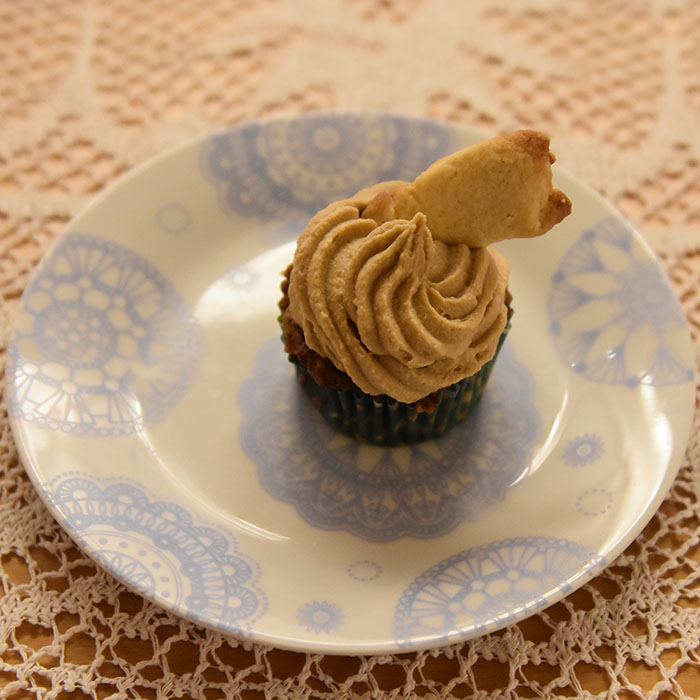 Ingredienser: 120 g Margarin 120 g Sukker (brunt) 60 g Sukker (hvit) 2 Egg (store) 1 dl Melk 200 g Hvetemel 1 ts Natron 1 ts Kanel ¼ ts Muskatnøtt 4 dl Epler (finhakket) Karamelltopping: 120 g Smør 200 g Sukker (brunt) 3 dl Kremfløte 1 plate Gelatin