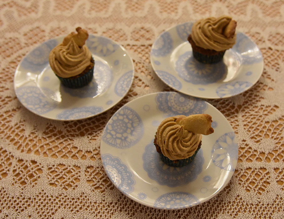 Ingredienser: 120 g Margarin 120 g Sukker (brunt) 60 g Sukker (hvit) 2 Egg (store) 1 dl Melk 200 g Hvetemel 1 ts Natron 1 ts Kanel ¼ ts Muskatnøtt 4 dl Epler (finhakket) Karamelltopping: 120 g Smør 200 g Sukker (brunt) 3 dl Kremfløte 1 plate Gelatin