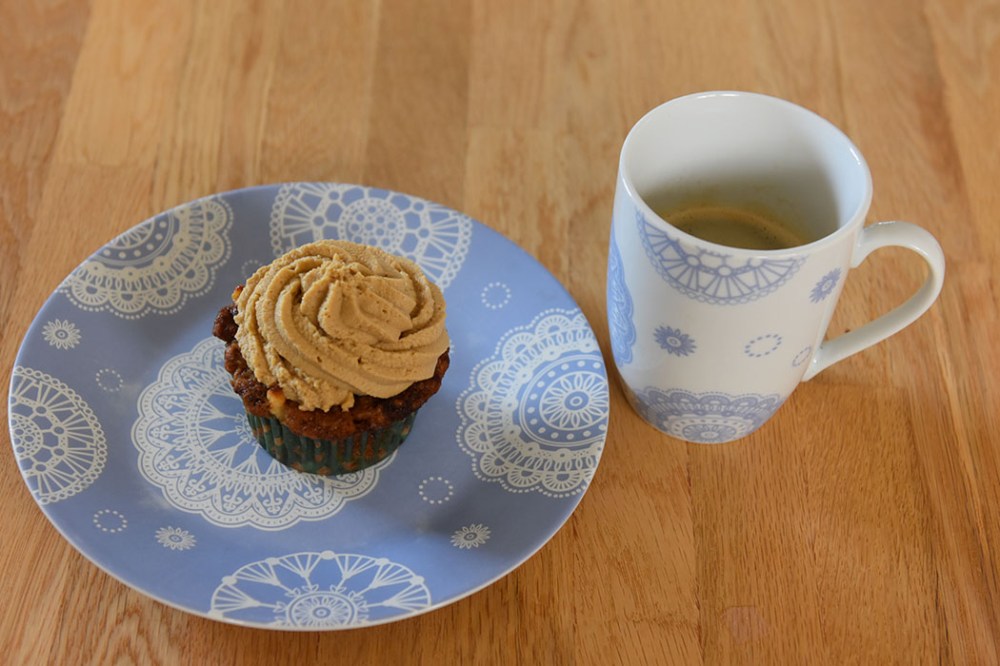 Ingredienser: 120 g Margarin 120 g Sukker (brunt) 60 g Sukker (hvit) 2 Egg (store) 1 dl Melk 200 g Hvetemel 1 ts Natron 1 ts Kanel ¼ ts Muskatnøtt 4 dl Epler (finhakket) Karamelltopping: 120 g Smør 200 g Sukker (brunt) 3 dl Kremfløte 1 plate Gelatin