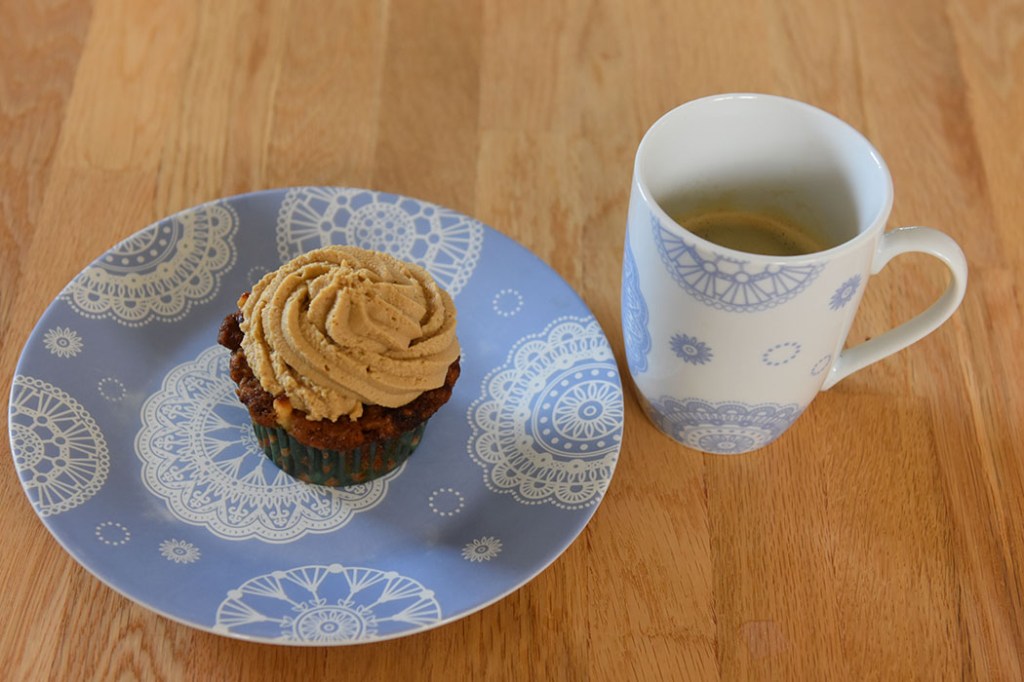 Ingredienser: 120 g Margarin 120 g Sukker (brunt) 60 g Sukker (hvit) 2 Egg (store) 1 dl Melk 200 g Hvetemel 1 ts Natron 1 ts Kanel ¼ ts Muskatnøtt 4 dl Epler (finhakket) Karamelltopping: 120 g Smør 200 g Sukker (brunt) 3 dl Kremfløte 1 plate Gelatin