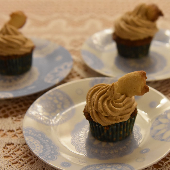 Ingredienser: 120 g Margarin 120 g Sukker (brunt) 60 g Sukker (hvit) 2 Egg (store) 1 dl Melk 200 g Hvetemel 1 ts Natron 1 ts Kanel ¼ ts Muskatnøtt 4 dl Epler (finhakket) Karamelltopping: 120 g Smør 200 g Sukker (brunt) 3 dl Kremfløte 1 plate Gelatin