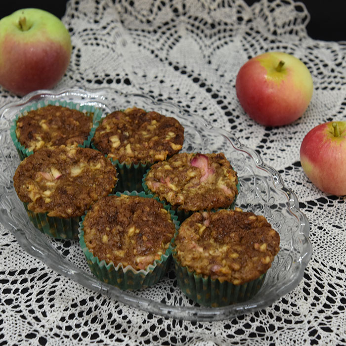 Eplemuffins med kanel Ingredienser: 120 g Margarin 120 g Sukker (brunt) 60 g Sukker (hvit) 2 Egg (store) 1 dl Melk 200 g Hvetemel 1 ts Natron 1 ts Kanel ¼ ts Muskatnøtt 4 dl Epler (finhakket)