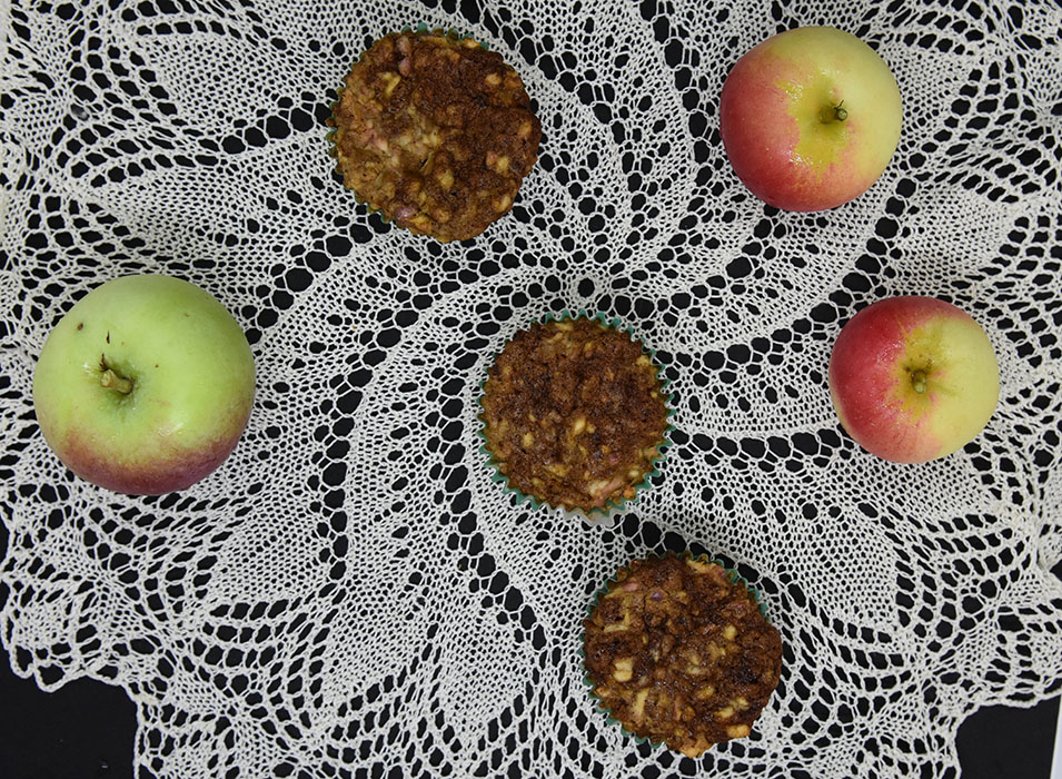 Eplemuffins med kanel Ingredienser: 120 g Margarin 120 g Sukker (brunt) 60 g Sukker (hvit) 2 Egg (store) 1 dl Melk 200 g Hvetemel 1 ts Natron 1 ts Kanel ¼ ts Muskatnøtt 4 dl Epler (finhakket)