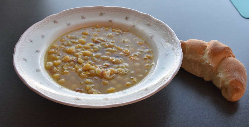 Ertesuppe Ingredienser 1 kg Erter 1 Svineknoke eller kotelettbein /spekeskinke ol 2 Løk 3 Gulerøtter 1 stilk Stangselleri Salt