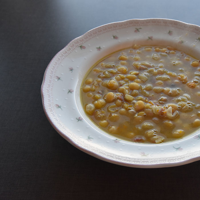 Ertesuppe Ingredienser 1 kg Erter 1 Svineknoke eller kotelettbein /spekeskinke ol 2 Løk 3 Gulerøtter 1 stilk Stangselleri Salt