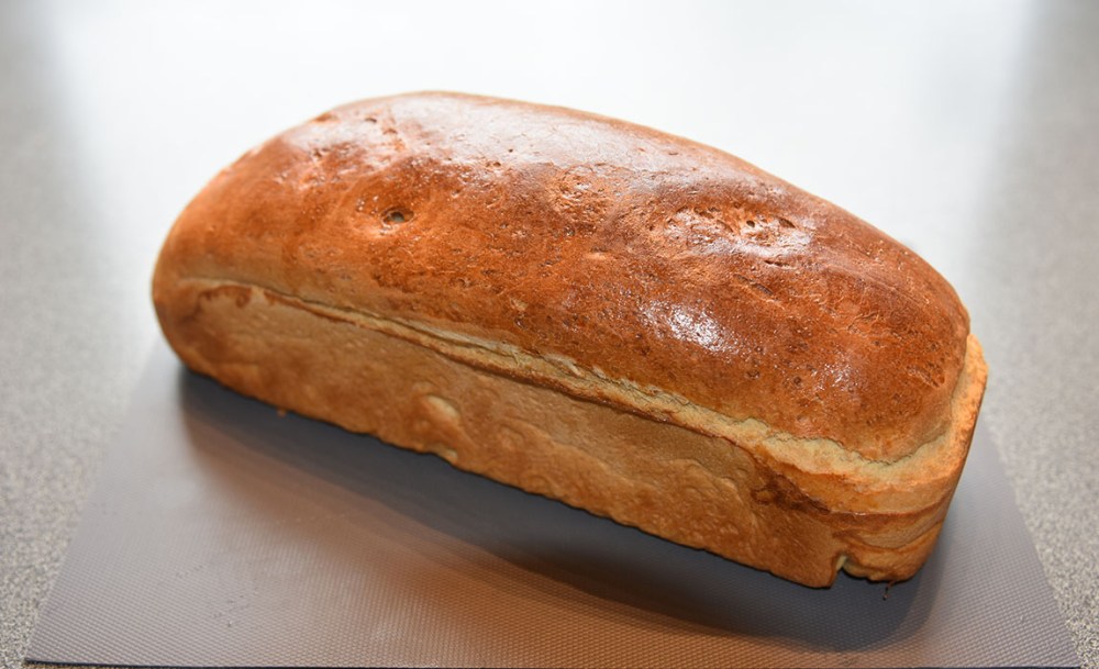 Formloff (mormors) Porsjoner: Tid: Vanskelighetsgrad 2 brød 3 timer Enkel Ingredienser 50 g Smør (smeltet) 7 dl Melk (lunken) 1 pk Gjær 1 kg Hvetemel (ca. 16 ½ dl ) 1 ts Sukker ½ ts Salt 2 ss Fløte (til pensling)