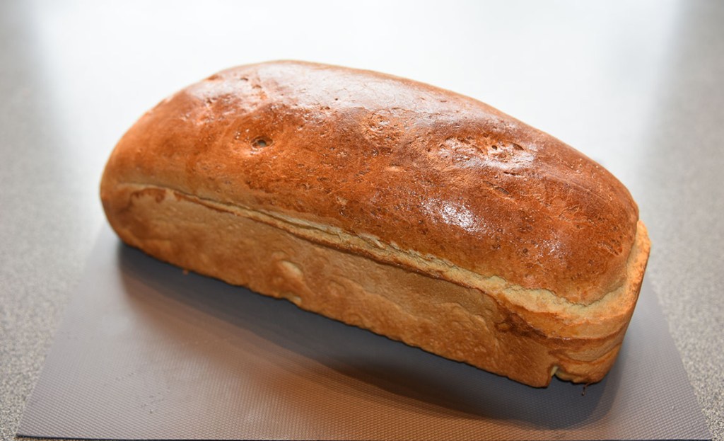 Formloff (mormors) Porsjoner: Tid: Vanskelighetsgrad 2 brød 3 timer Enkel Ingredienser 50 g Smør (smeltet) 7 dl Melk (lunken) 1 pk Gjær 1 kg Hvetemel (ca. 16 ½ dl ) 1 ts Sukker ½ ts Salt 2 ss Fløte (til pensling)