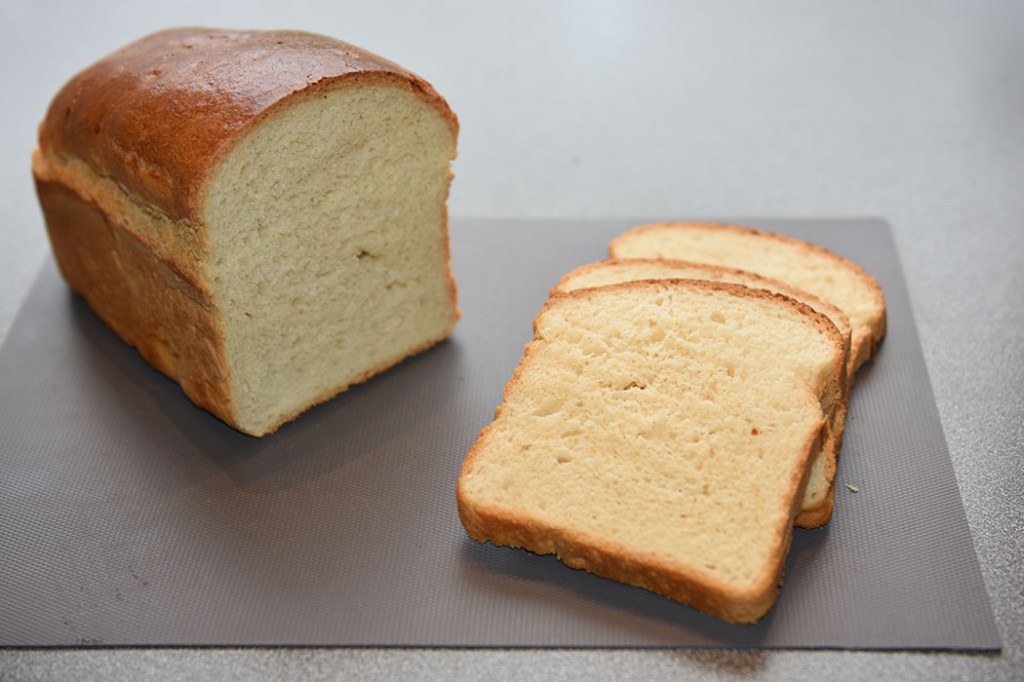 Formloff (mormors) Porsjoner: Tid: Vanskelighetsgrad 2 brød 3 timer Enkel Ingredienser 50 g Smør (smeltet) 7 dl Melk (lunken) 1 pk Gjær 1 kg Hvetemel (ca. 16 ½ dl ) 1 ts Sukker ½ ts Salt 2 ss Fløte (til pensling)