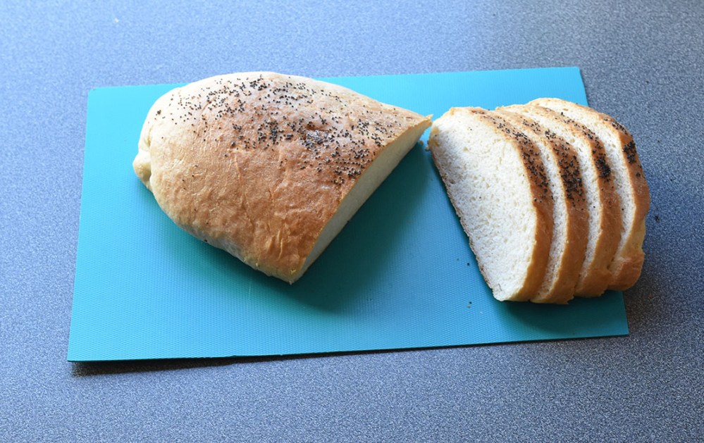 Frøloff Porsjoner: Tid: Vanskelighetsgrad 2 brød 3 timer Enkel Ingredienser 50 g Smør (smeltet) 7 dl Melk (lunken) 1 pk Gjær 1 kg Hvetemel (ca. 16 ½ dl ) 1 ts Sukker ½ ts Salt 2 ss Fløte (til pensling)