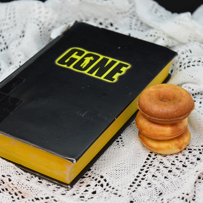 Grant, Michael (2008) «Gone», Egmont med MiniDonuts stekt i donutsmaker Ingredienser: 400 g Hvetemel 3 ts Bakepulver 250 g Sukker 3 ts Vanljesukker 2 Egg 2 ½ dl Melk 15 g Smør (smeltet)