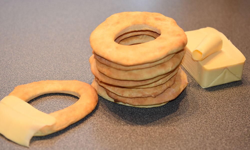 Knekkebrød med polenta Ingredienser: 25 g Gjær 75 g Smør 2 ½ dl Melk 1 ts Salt 1 ss Sukker 1 dl Polenta 2 ts Hornsalt Ca 6 dl Hvetemel