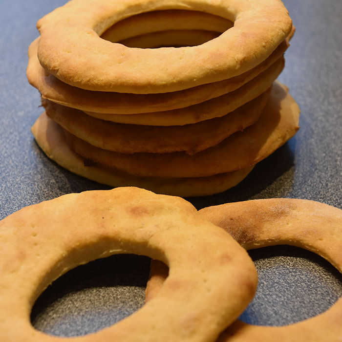 Knekkebrød med polenta Ingredienser: 25 g Gjær 75 g Smør 2 ½ dl Melk 1 ts Salt 1 ss Sukker 1 dl Polenta 2 ts Hornsalt Ca 6 dl Hvetemel