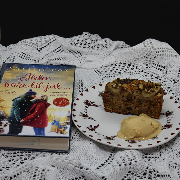 Cox, Natalie (2019) «Ikke bare til jul», Aschehoug OG KRISTINS BANANBRØD Ingredienser: 2 ½ dl Hvetemel 2 ts Bakepulver 1 ts Vaniljesukker 1 ts Kardemomme (valgfritt) 2 Egg 1 ½ dl Sukker 50 g Smør 1 dl Melk 40 g Kokesjokolade (mørk, hakket) 40 g Valnøtter 2 Bananer (godt modne, gjerne med brune flekker) Topping: 10 g Kokesjokolade (mørk, hakket) 10 g Valnøtter 1 Banan