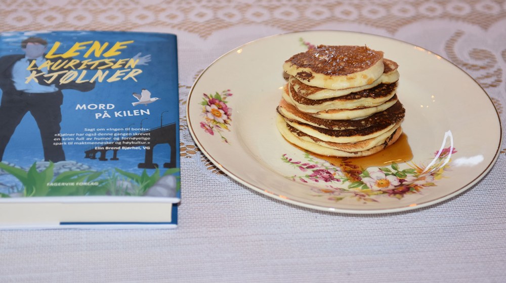 Kjølner, Lene Lauritsen (2019) «Mord på kilen», Fagervik forlag og Pannekaker med ricotta og sitron. Ingredienser: 3 Egg (delte) 4 dl Melk 1 Sitron (saft og skall) 275 g Hvetemel 2 ss Sukker 1 ½ ts Bakepulver 1 bx Ricotta (250 g)