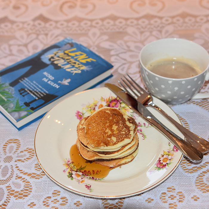 Kjølner, Lene Lauritsen (2019) «Mord på kilen», Fagervik forlag og Pannekaker med ricotta og sitron. Ingredienser: 3 Egg (delte) 4 dl Melk 1 Sitron (saft og skall) 275 g Hvetemel 2 ss Sukker 1 ½ ts Bakepulver 1 bx Ricotta (250 g)