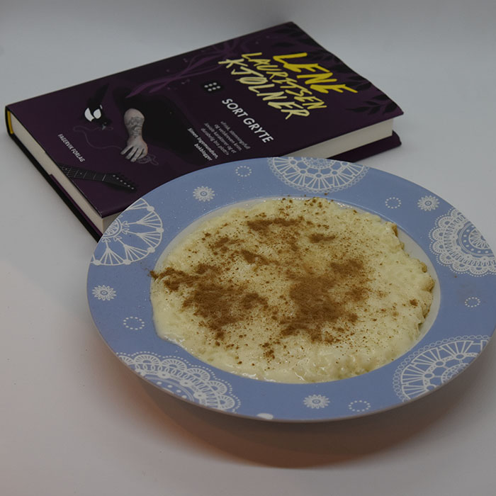 Kjølner, Lene Lauritsen (2020) «Sort gryte», Fagervik forlag OG Risengrynsgrøt 200 g Ris (grøtris) 2 dl Vann 1 ¼ l Melk ½ ts Salt