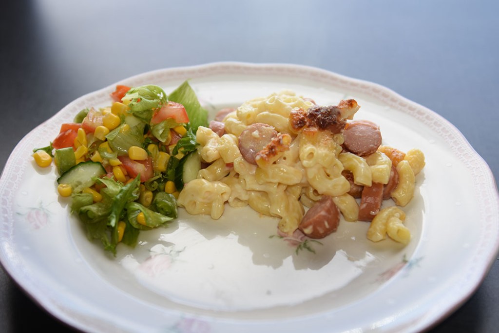 MAC andd Cheese med pølse Ingredienser: 3 dl Makaroni 2 ss Hvetemel 5 dl Melk 1 ts Fond eller Buljong (-pulver) 150 g Cheddar (nyrevet) 50 g Parmesan (nyrevet) 3-5 Pølser