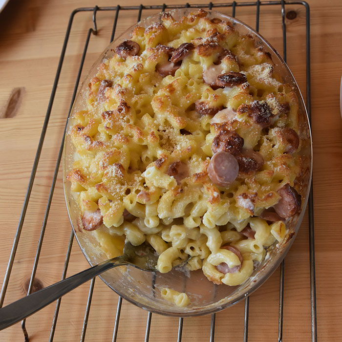 MAC andd Cheese med pølse Ingredienser: 3 dl Makaroni 2 ss Hvetemel 5 dl Melk 1 ts Fond eller Buljong (-pulver) 150 g Cheddar (nyrevet) 50 g Parmesan (nyrevet) 3-5 Pølser