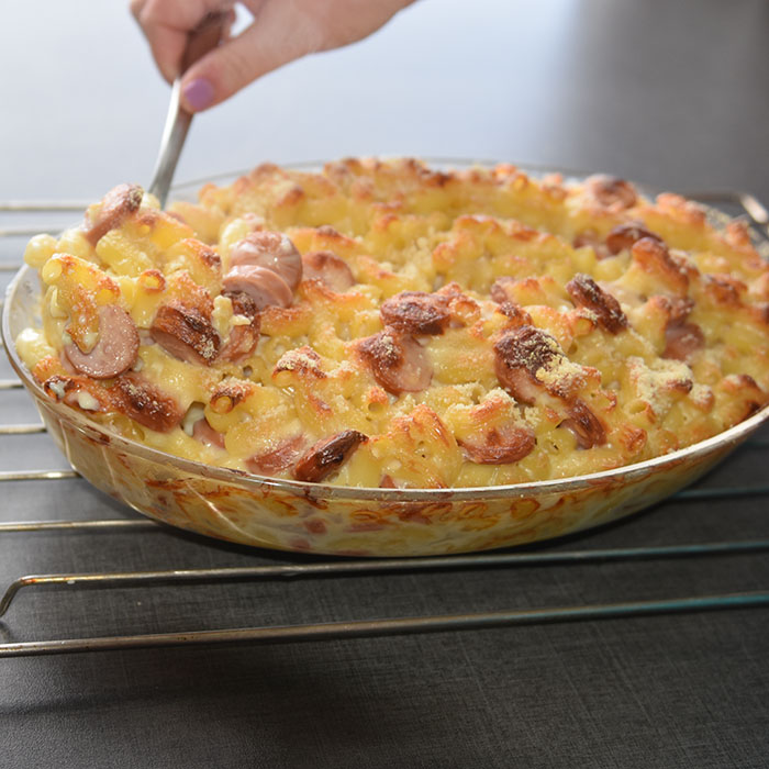 MAC andd Cheese med pølse Ingredienser: 3 dl Makaroni 2 ss Hvetemel 5 dl Melk 1 ts Fond eller Buljong (-pulver) 150 g Cheddar (nyrevet) 50 g Parmesan (nyrevet) 3-5 Pølser
