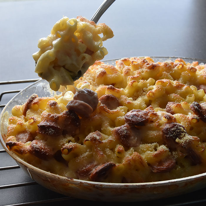 MAC andd Cheese med pølse Ingredienser: 3 dl Makaroni 2 ss Hvetemel 5 dl Melk 1 ts Fond eller Buljong (-pulver) 150 g Cheddar (nyrevet) 50 g Parmesan (nyrevet) 3-5 Pølser