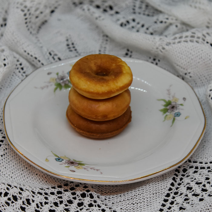 MiniDonuts stekt i donutsmaker Ingredienser: 400 g Hvetemel 3 ts Bakepulver 250 g Sukker 3 ts Vanljesukker 2 Egg 2 ½ dl Melk 15 g Smør (smeltet)