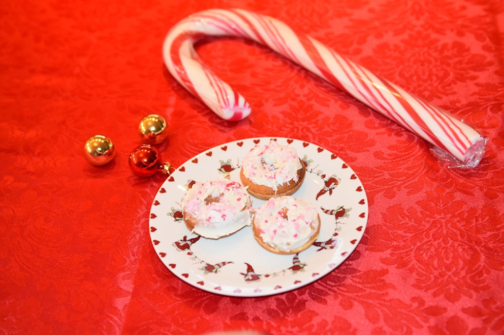 MiniDonuts stekt i donutsmaker Ingredienser: 400 g Hvetemel 3 ts Bakepulver 250 g Sukker 3 ts Vanljesukker 2 Egg 2 ½ dl Melk 15 g Smør (smeltet) Topping: 150 g Hvit sjokolade 2 dl Candy cane - knust (til strø)