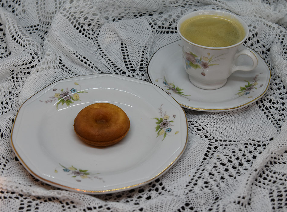 MiniDonuts stekt i donutsmaker Ingredienser: 400 g Hvetemel 3 ts Bakepulver 250 g Sukker 3 ts Vanljesukker 2 Egg 2 ½ dl Melk 15 g Smør (smeltet)