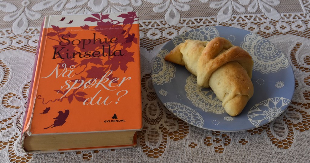 Kinsella, Sophie (2010) «Nå spøker du», Gyldendal OG Pølsehorn Ingredienser 1 porsjon Horn (trykk her for oppskrift) 6-8 Pølser 32 skiver Hvitost Oppskrift på https://heidisboble.no/