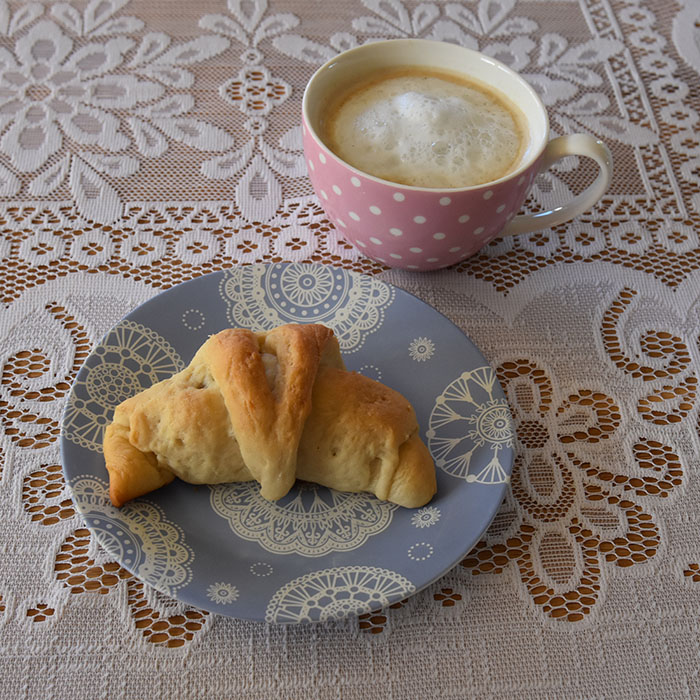 Pølsehorn Ingredienser 1 porsjon Horn (trykk her for oppskrift) 6-8 Pølser 32 skiver Hvitost