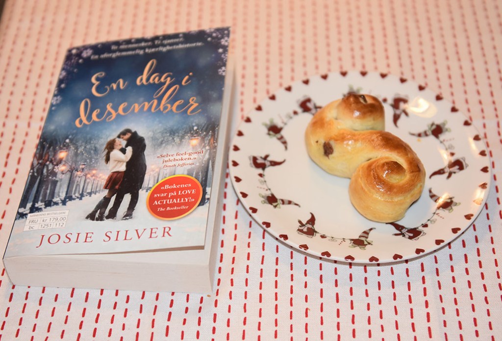 Silver, Josie (2018) «En dag i desember», Vigmostad og Bjørke OG Lussekatter etter oppskrift fra Baker Brun Ingredienser: 200 g Smør (mykt) 5 dl Melk 1 pk Gjær ¼ g Safran 1 ts Salt 2 dl Sukker 2 Egg 18-20 dl Hvetemel 2 ss Rosiner 1 Egg (sammenvispet)