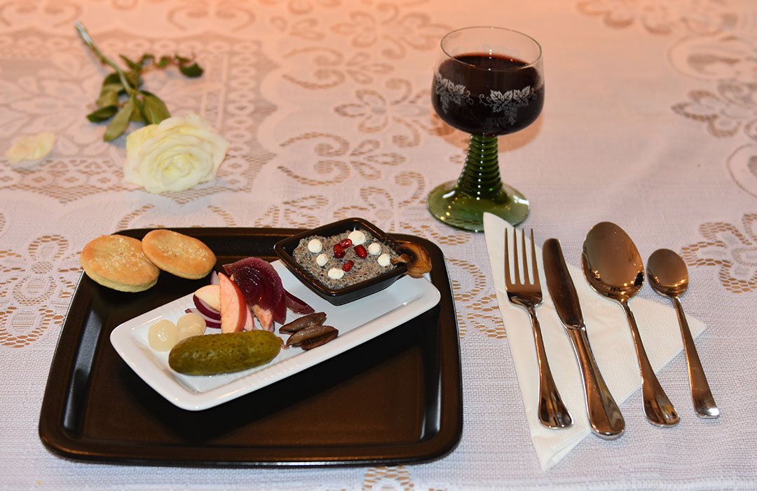 Sjampinjong paté Ingredienser: 2 ss Smør 2 ss Olje (oliven) 500 g Sjampinjonger 2 fedd Hvitløk 4 Vårløk 2 ss Sitronsaft 100 g Ricotta 100 g Philadelphia 2-4 ss Persille Valgfritt tilbehør: Syltete agurker Sølvløk Rødløk Rødløkskompott Stekt sjampinjong Eplebåter Granateple Knekkebrød eller brød