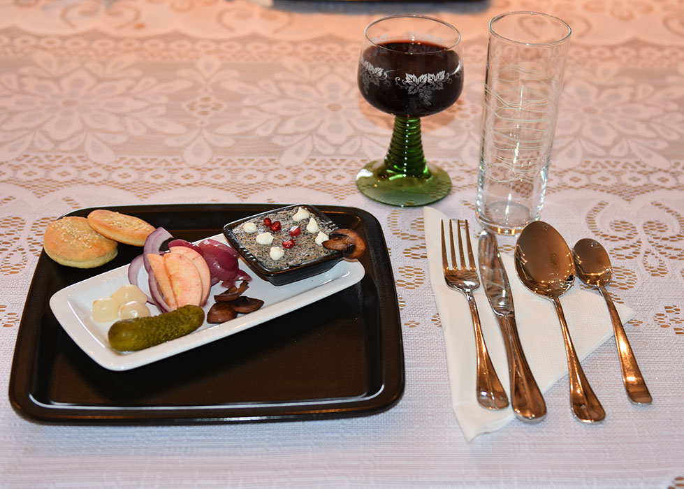 Sjampinjong paté Ingredienser: 2 ss Smør 2 ss Olje (oliven) 500 g Sjampinjonger 2 fedd Hvitløk 4 Vårløk 2 ss Sitronsaft 100 g Ricotta 100 g Philadelphia 2-4 ss Persille Valgfritt tilbehør: Syltete agurker Sølvløk Rødløk Rødløkskompott Stekt sjampinjong Eplebåter Granateple Knekkebrød eller brød