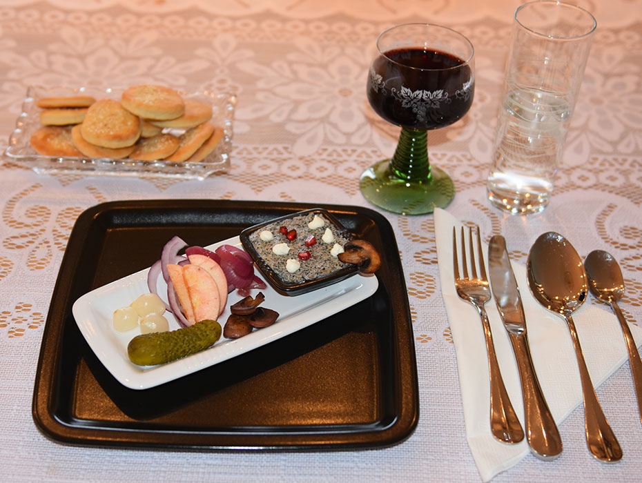 Sjampinjong paté Ingredienser: 2 ss Smør 2 ss Olje (oliven) 500 g Sjampinjonger 2 fedd Hvitløk 4 Vårløk 2 ss Sitronsaft 100 g Ricotta 100 g Philadelphia 2-4 ss Persille Valgfritt tilbehør: Syltete agurker Sølvløk Rødløk Rødløkskompott Stekt sjampinjong Eplebåter Granateple Knekkebrød eller brød