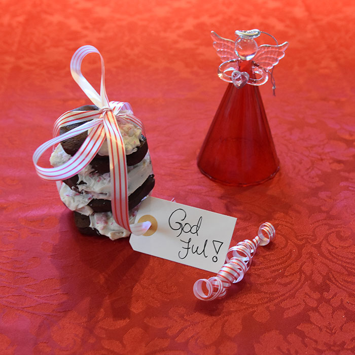 Cady cane Sjokoladekjeks Ingredienser: 225 g Smør (romtemperert) 1 ¼ dl Sukker (hvitt) 2 ½ dl Sukker (brunt) 2 ts Vaniljesukker 2 Egg 5 dl Hvetemel 1 ¼ dl Kakaopulver 1 ts Natron 1 ts Pepperminteekstrakt Pynt 150 g Hvitsjokolade (smeltet) Candy cane (hakket)