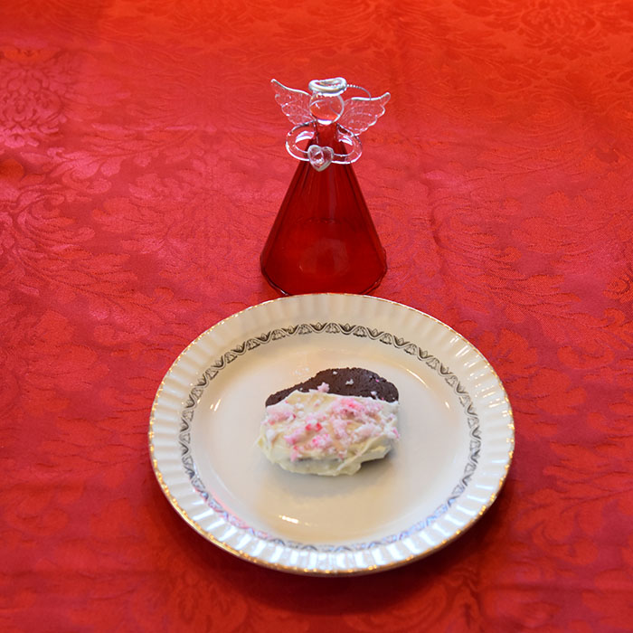 Cady cane Sjokoladekjeks Ingredienser: 225 g Smør (romtemperert) 1 ¼ dl Sukker (hvitt) 2 ½ dl Sukker (brunt) 2 ts Vaniljesukker 2 Egg 5 dl Hvetemel 1 ¼ dl Kakaopulver 1 ts Natron 1 ts Pepperminteekstrakt Pynt 150 g Hvitsjokolade (smeltet) Candy cane (hakket)