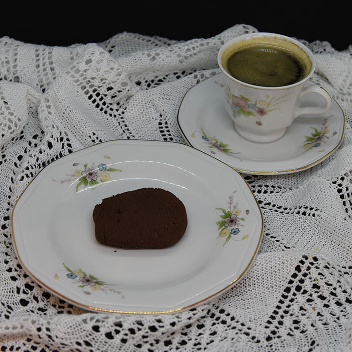 Sjokoladekjeks Ingredienser: 225 g Smør (romtemperert) 1 ¼ dl Sukker (hvitt) 2 ½ dl Sukker (brunt) 2 ts Vaniljesukker 2 Egg 5 dl Hvetemel 1 ¼ dl Kakaopulver 1 ts Natron