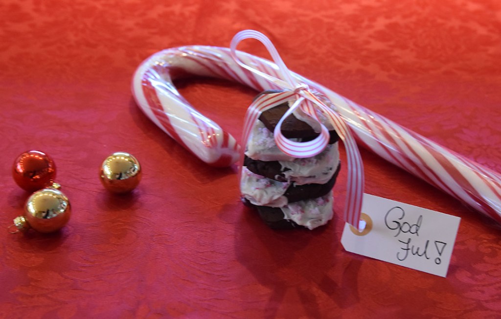 Cady cane Sjokoladekjeks Ingredienser: 225 g Smør (romtemperert) 1 ¼ dl Sukker (hvitt) 2 ½ dl Sukker (brunt) 2 ts Vaniljesukker 2 Egg 5 dl Hvetemel 1 ¼ dl Kakaopulver 1 ts Natron 1 ts Pepperminteekstrakt Pynt 150 g Hvitsjokolade (smeltet) Candy cane (hakket)