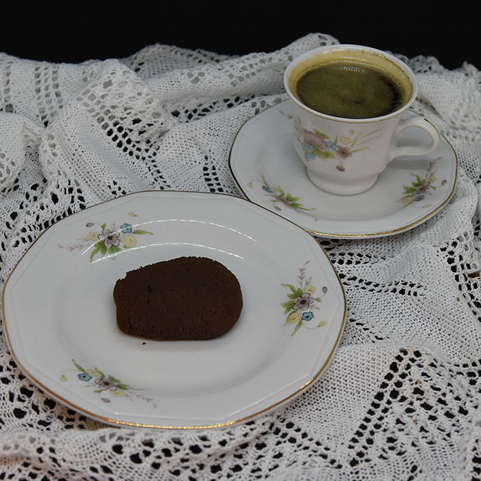 Sjokoladekjeks Ingredienser: 225 g Smør (romtemperert) 1 ¼ dl Sukker (hvitt) 2 ½ dl Sukker (brunt) 2 ts Vaniljesukker 2 Egg 5 dl Hvetemel 1 ¼ dl Kakaopulver 1 ts Natron