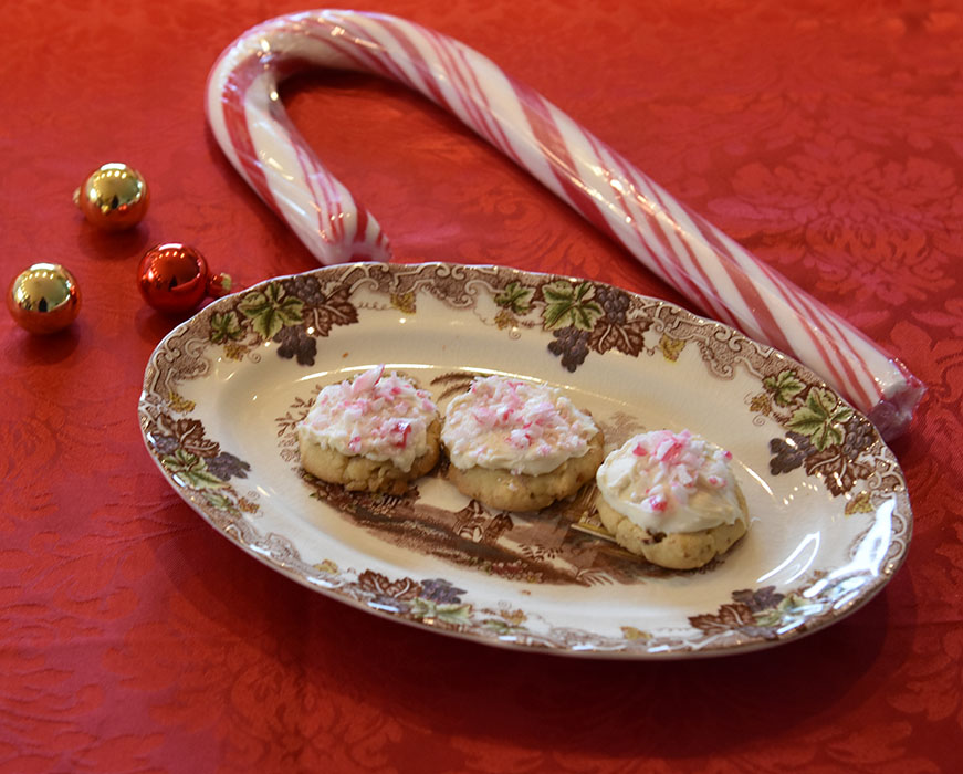 Candy cane snøball kjeks Ingredienser: 225 g Smør 1 ¼ dl Sukker 2 ts Vaniljesukker 1 ts peppermyntearoma 5 dl Hvetemel 2 ½ dl Mandler (hakkete og ristede) Pynt: 150 g Hvit sjokolade 2 dl Candy cane - knust (til strø)