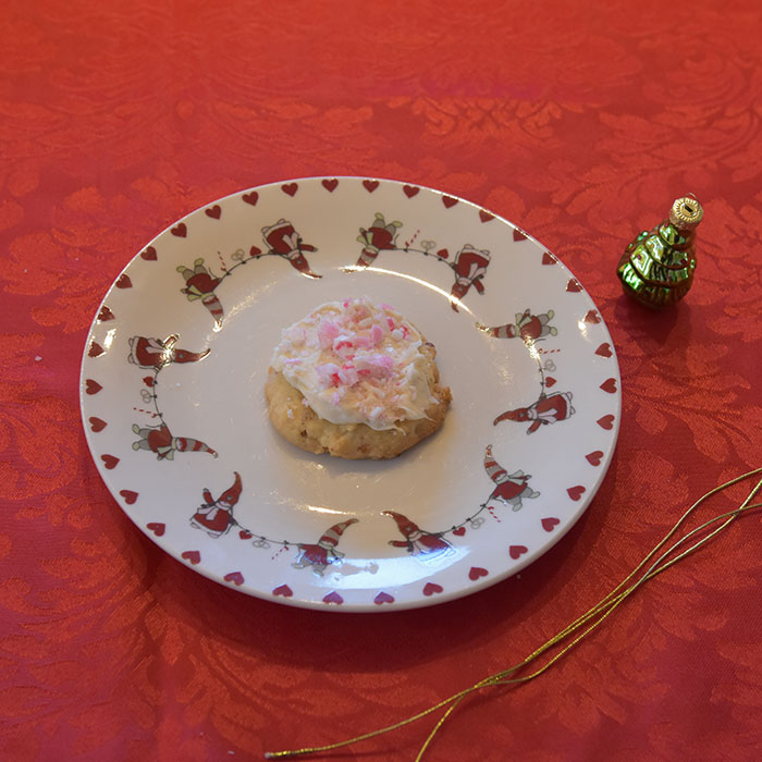 Candy cane snøball kjeks Ingredienser: 225 g Smør 1 ¼ dl Sukker 2 ts Vaniljesukker 1 ts peppermyntearoma 5 dl Hvetemel 2 ½ dl Mandler (hakkete og ristede) Pynt: 150 g Hvit sjokolade 2 dl Candy cane - knust (til strø)