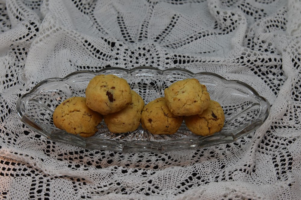 Snøballkjeks Ingredienser: 225 g Smør 1 ¼ dl Sukker 2 ts Vaniljesukker 5 dl Hvetemel 2 ½ dl Mandler (hakkete og ristede)